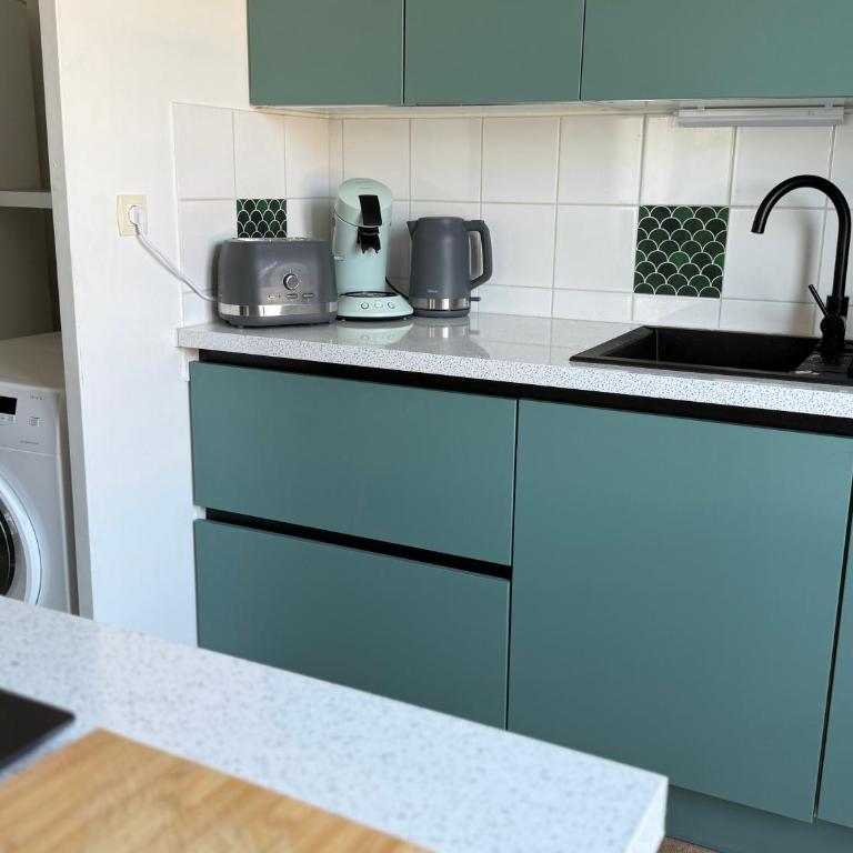 Calme & spacieux - 6 pers, parking privé, métro 5min direct centre-ville, checkIn autonome, wifi- idéal sejour pro, touristique, entre amis ou famille - Three-Bedroom Apartment - 6