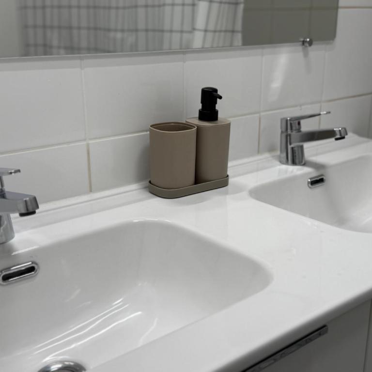 Calme & spacieux - 6 pers, parking privé, métro 5min direct centre-ville, checkIn autonome, wifi- idéal sejour pro, touristique, entre amis ou famille - Three-Bedroom Apartment - 12
