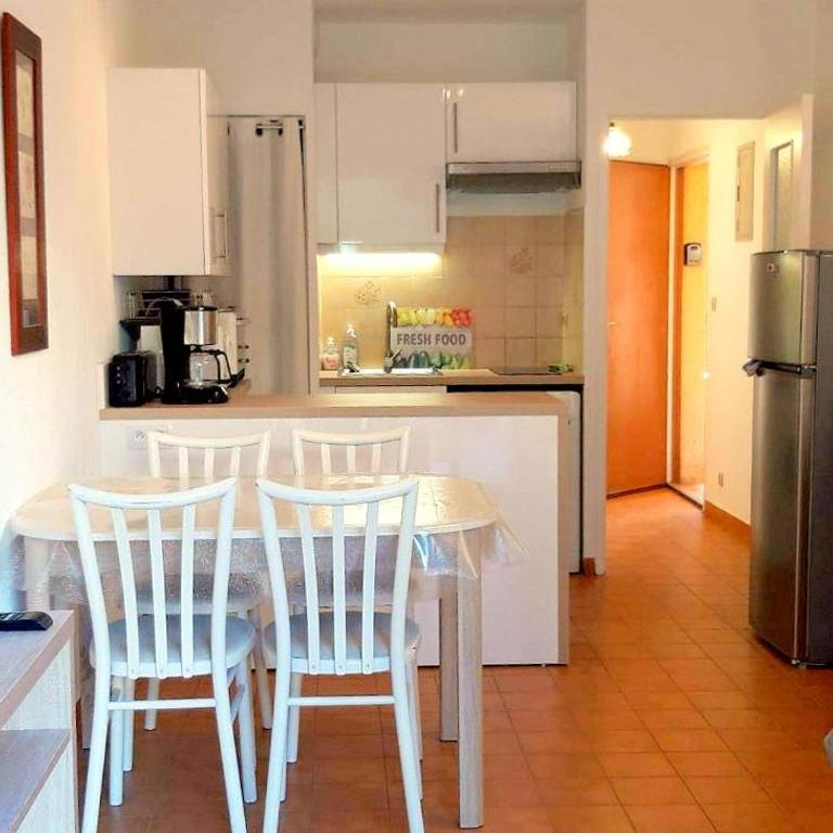 T2 Terrasse, Bormes Les Mimosas La Faviere, 5 Pers, 5 mn à pieds des plages et commerces - Appartement 1 Chambre - 3