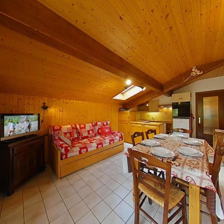 Appartement ensoleillé 2 étoiles, 6 couchages, proche pistes, balcon sud, navette ski - FR-1-241-94 - Apartment (6 Erwachsene) - 1