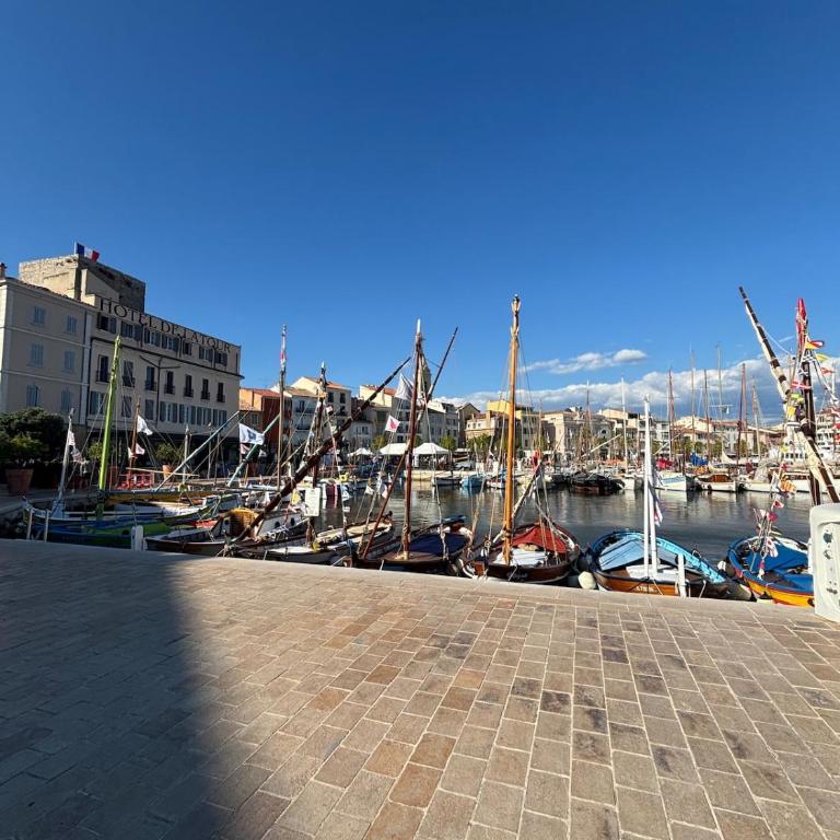 Sanary sur mer Location maison plein pied moderne 4 personnes bel espace extérieur entièrement clôturé parking gratuit à 7 minutes centre ville en voiture - Casa con 1 dormitorio - 26