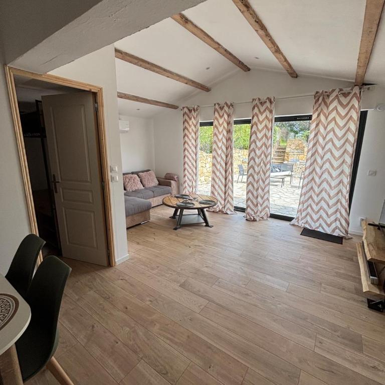 Sanary sur mer Location maison plein pied moderne 4 personnes bel espace extérieur entièrement clôturé parking gratuit à 7 minutes centre ville en voiture - Casa con 1 dormitorio - 2
