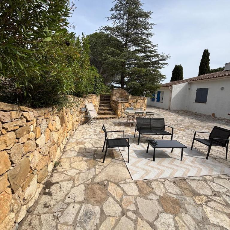 Sanary sur mer Location maison plein pied moderne 4 personnes bel espace extérieur entièrement clôturé parking gratuit à 7 minutes centre ville en voiture - Casa con 1 dormitorio - 13