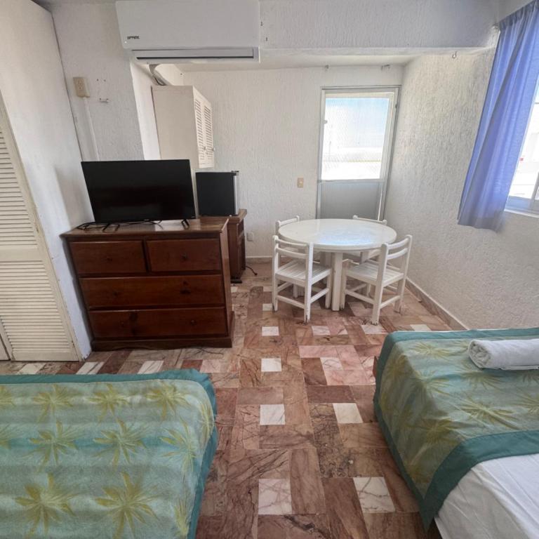 Hotel Farallon Inn Cancún - Family Room with Terrace - 8