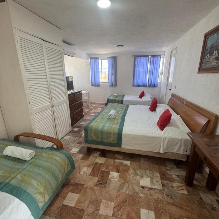 Hotel Farallon Inn Cancún - Family Room with Terrace - 11