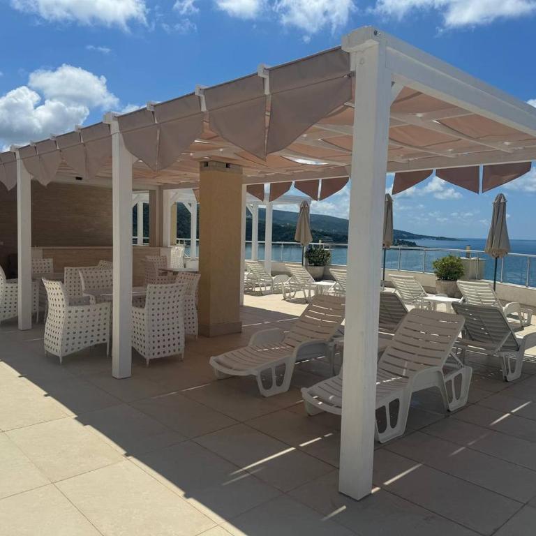 SF Apartments Lux - Two-Bedroom Apartment with Balcony and Sea View - 20