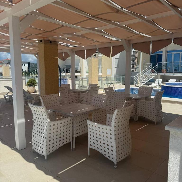 SF Apartments Lux - Two-Bedroom Apartment with Balcony and Sea View - 21