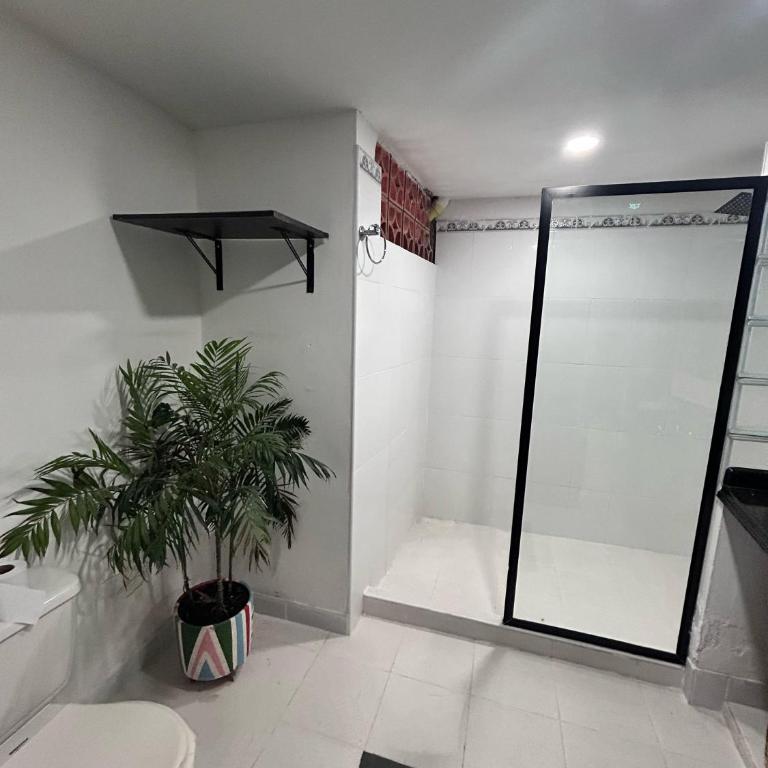 La casona de la loma Ibague - Habitación con cama extragrande y vistas a la piscina - 2