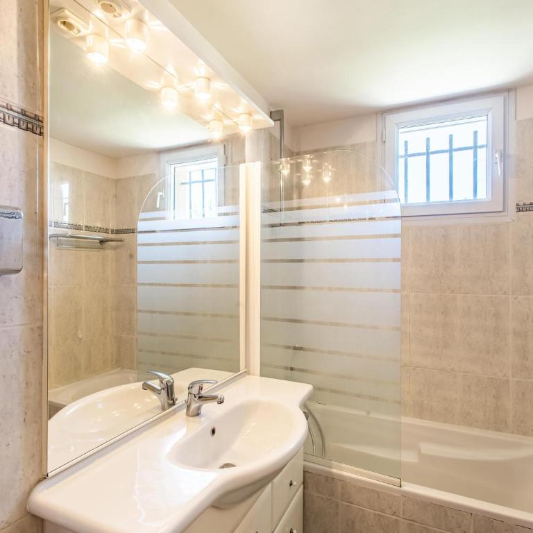 Holiday Home in Arles with Pool & Terrace - Maison de Vacances 2 Chambres - 28
