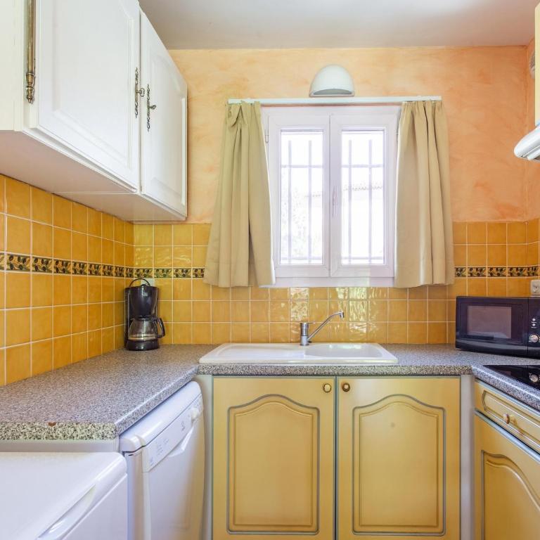 Holiday Home in Arles with Pool & Terrace - Maison de Vacances 2 Chambres - 6