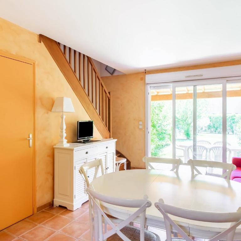 Holiday Home in Arles with Pool & Terrace - Maison de Vacances 2 Chambres - 13