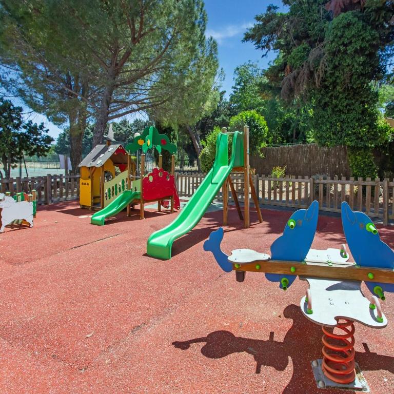 Holiday Home in Arles with Pool & Terrace - Maison de Vacances 2 Chambres - 31