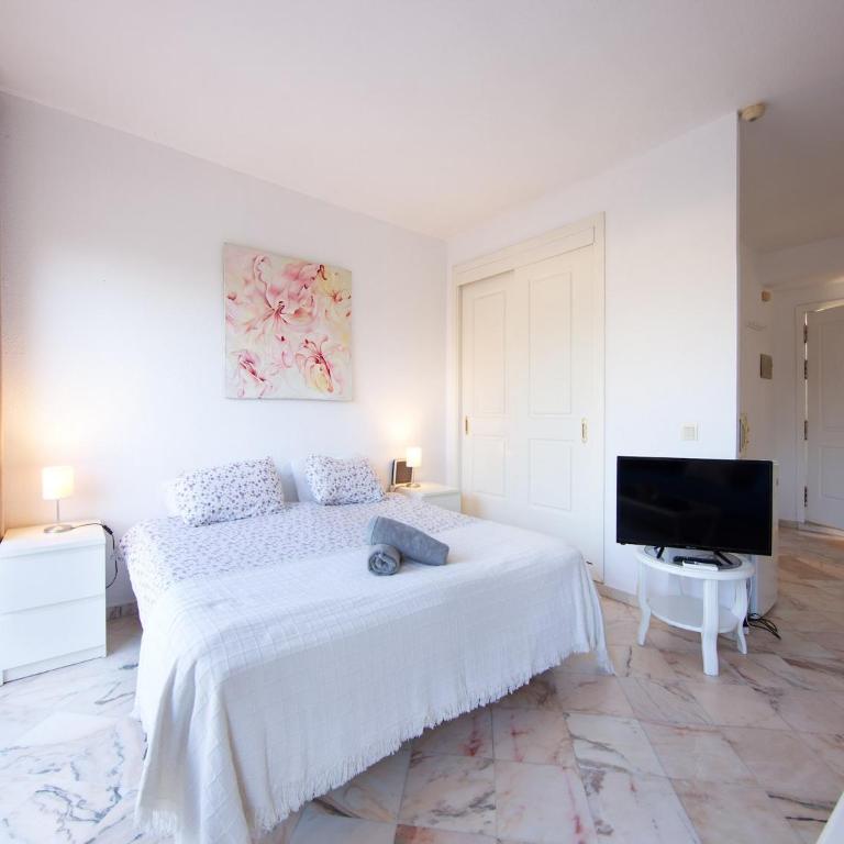 Studio in Marbella with Beachfront Pool - Apartamento - 4