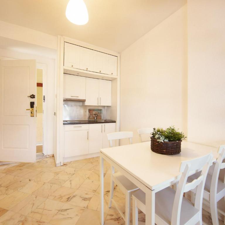 Studio in Marbella with Beachfront Pool - Apartamento - 11
