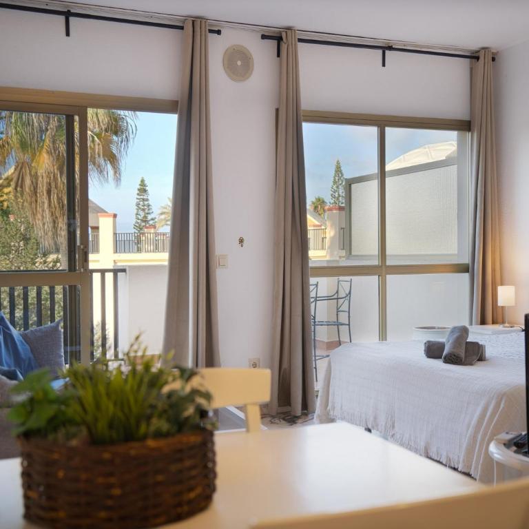 Studio in Marbella with Beachfront Pool - Apartamento - 10