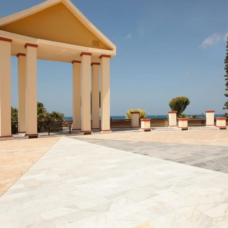 Studio in Marbella with Beachfront Pool - Apartamento - 26