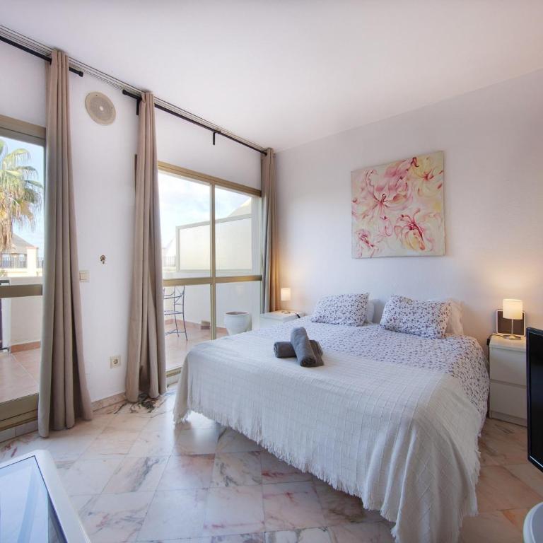 Studio in Marbella with Beachfront Pool - Apartamento - 17