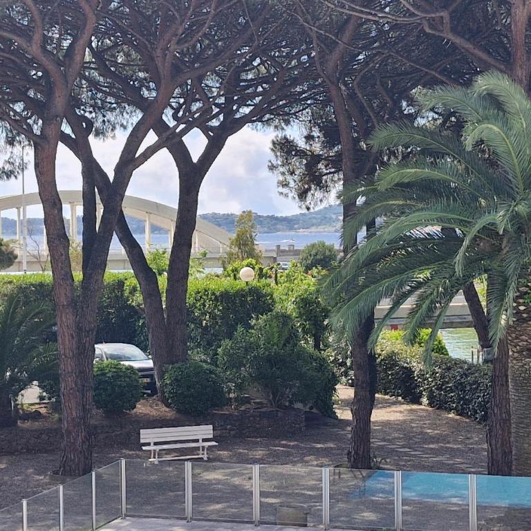 Studio avec coin nuit, aperçu mer, piscine et parking à Sainte-Maxime - FR-1-780-95 - Apartment - 1
