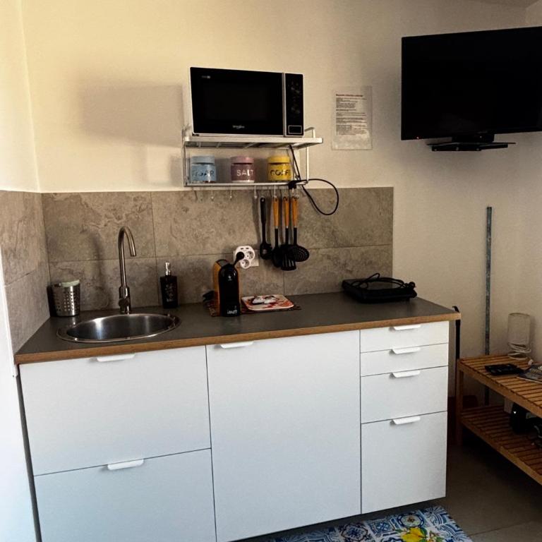 Chez Julie - Studio Apartment with Sea View - 1