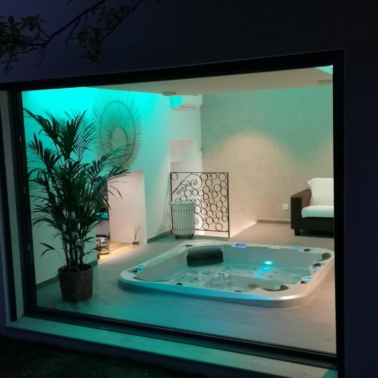 Cocon D'amour En Luberon - Chambre Spa a proximite de l'Isle sur la Sorgue - Chambre Lit King-Size avec Baignoire Spa - 4