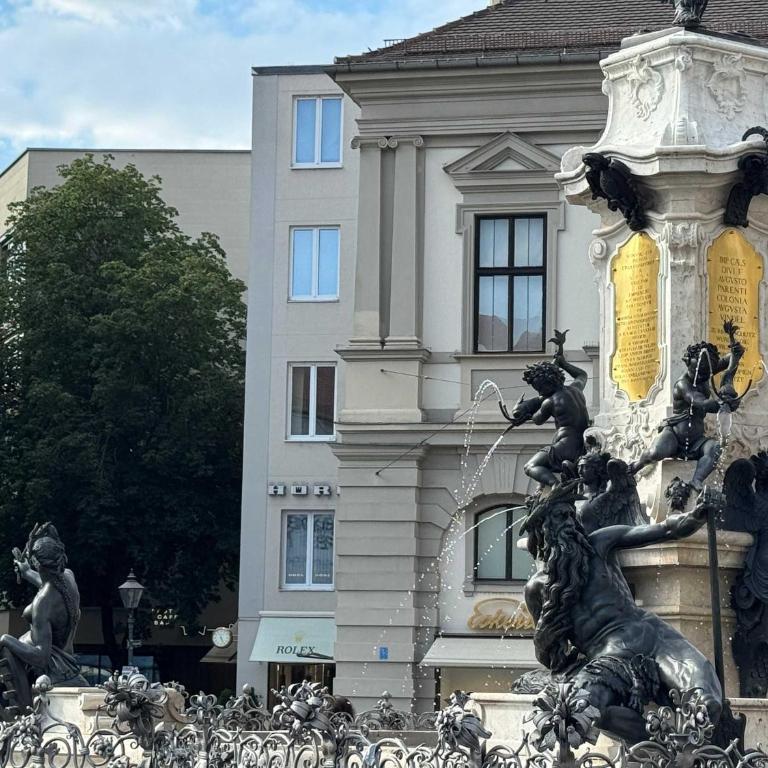 GoldenKey-Suites - Luxury Suite 'Leopold Mozart' - 3 Rooms - Air Conditioning - Prime location Rathausplatz Augsburg - Apartment - 5