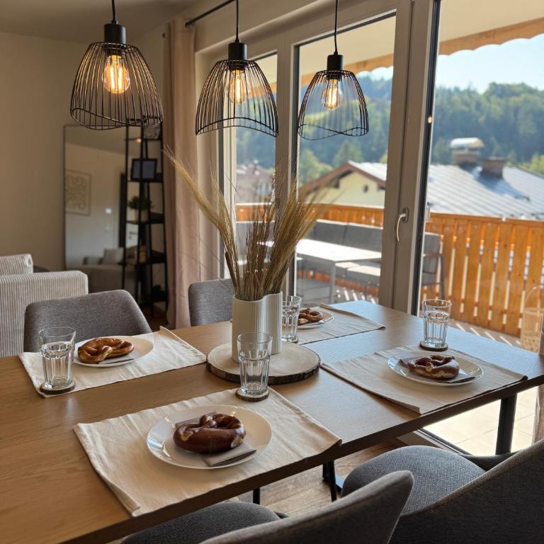 Neubau, Bergpanorama, gute Lage, Tiefgarage - Apartment mit 2 Schlafzimmern - 2