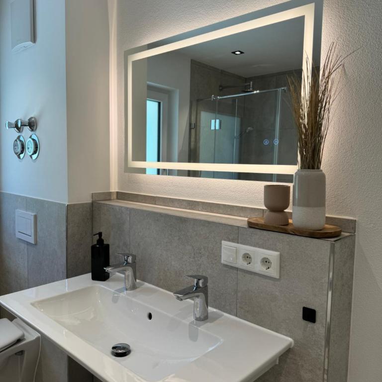 Neubau, Bergpanorama, gute Lage, Tiefgarage - Apartment mit 2 Schlafzimmern - 19