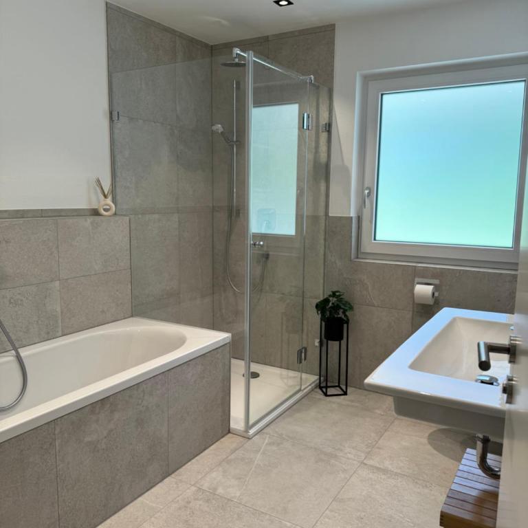 Neubau, Bergpanorama, gute Lage, Tiefgarage - Apartment mit 2 Schlafzimmern - 20