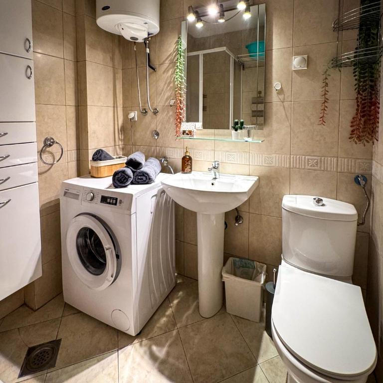 Yugo & Slavija - Deluxe One-Bedroom Apartment with City View - 13