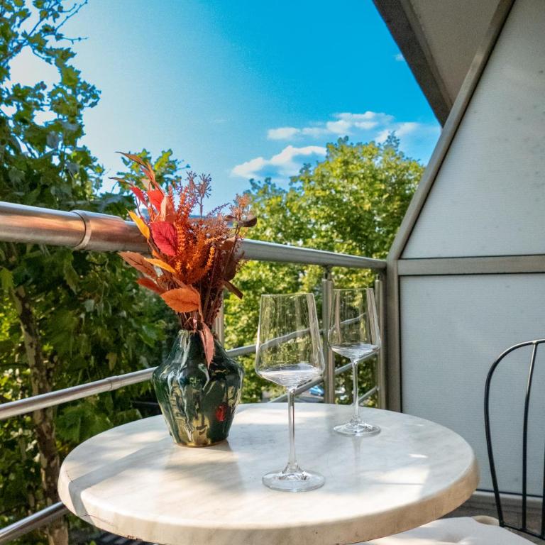 Yugo & Slavija - Deluxe One-Bedroom Apartment with City View - 2