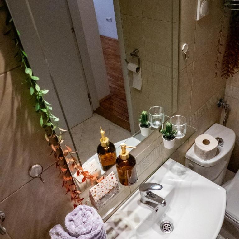 Yugo & Slavija - Deluxe One-Bedroom Apartment with City View - 5