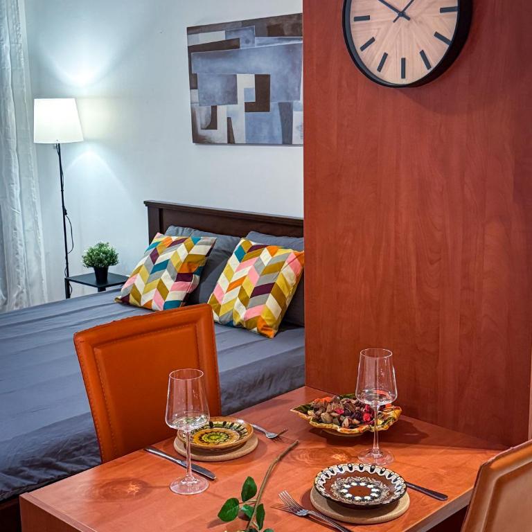 Yugo & Slavija - Deluxe One-Bedroom Apartment with City View - 3