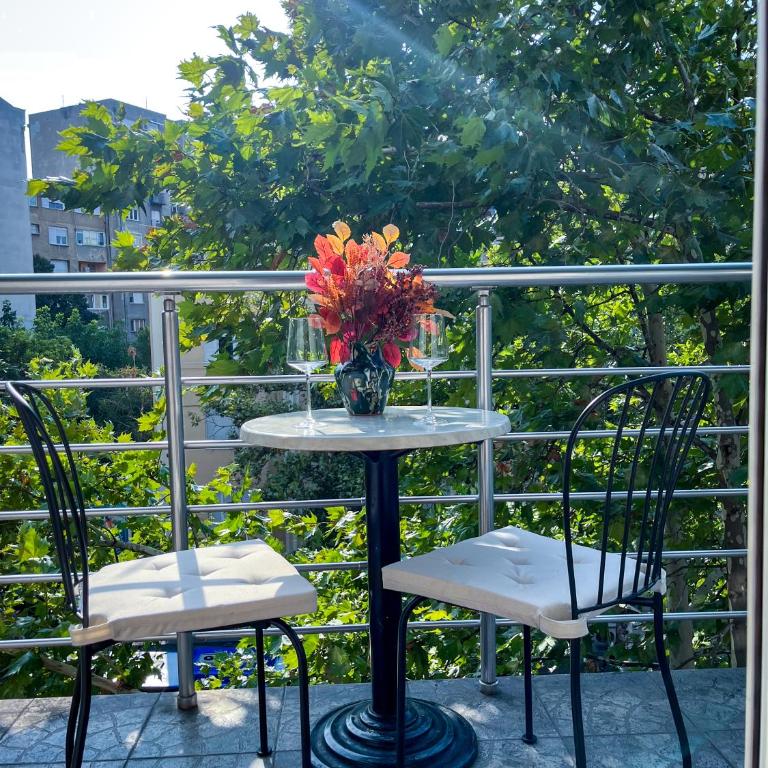 Yugo & Slavija - Deluxe One-Bedroom Apartment with City View - 7