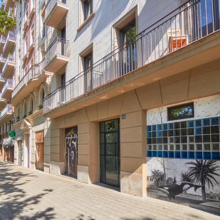 Diagonal Apartments - Three-Bedroom Apartment - 2