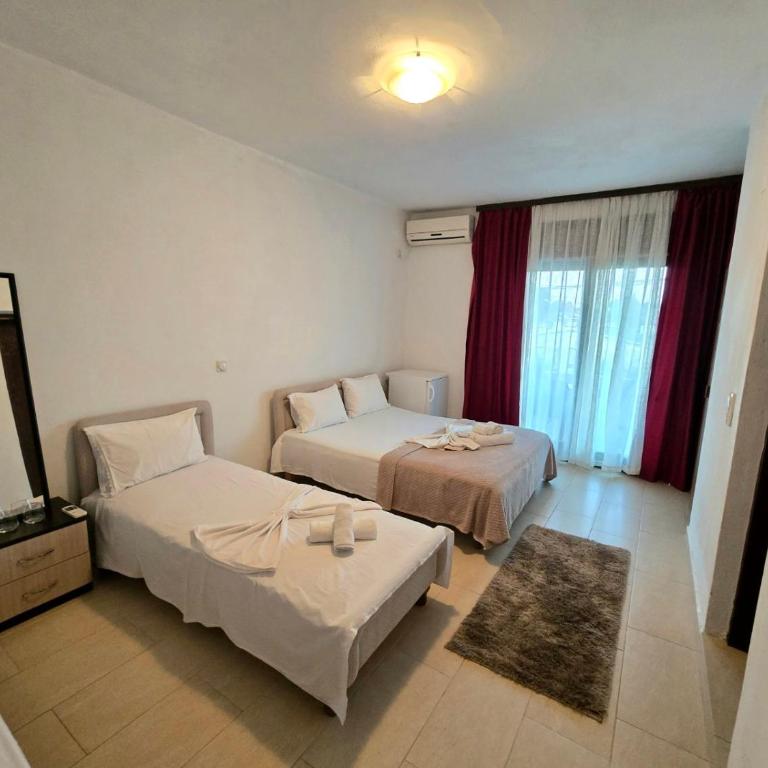 Lula Apartments - Family Room with Balcony - 5