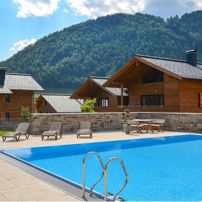AlpinPark Chalet mit Swimmingpool, Sonnenloggia und Kamin - Großglockner Resort Matrei - Apartment mit 3 Schlafzimmern und Bergblick - 4