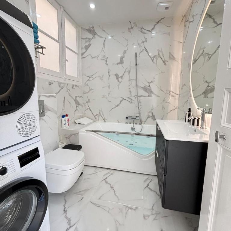 CHEZ CLAIRE 5 - Place Capitole122m2, Jacuzzi, Ciné - Four-Bedroom Luxury Apartment - 16