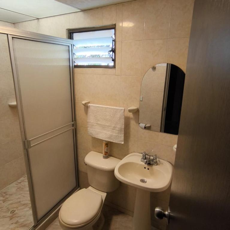 Habitaciones en Armenia, Quindio- fundadores - Habitación Familiar con balcón - 3