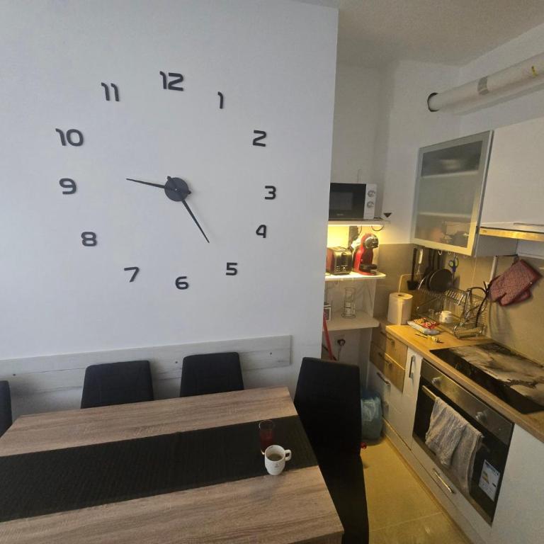 Apartman 44 Bečići - Two-Bedroom Apartment - 2