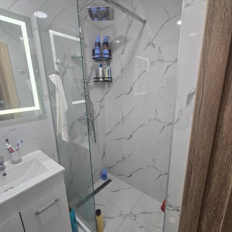 Apartman 44 Bečići - Two-Bedroom Apartment - 5