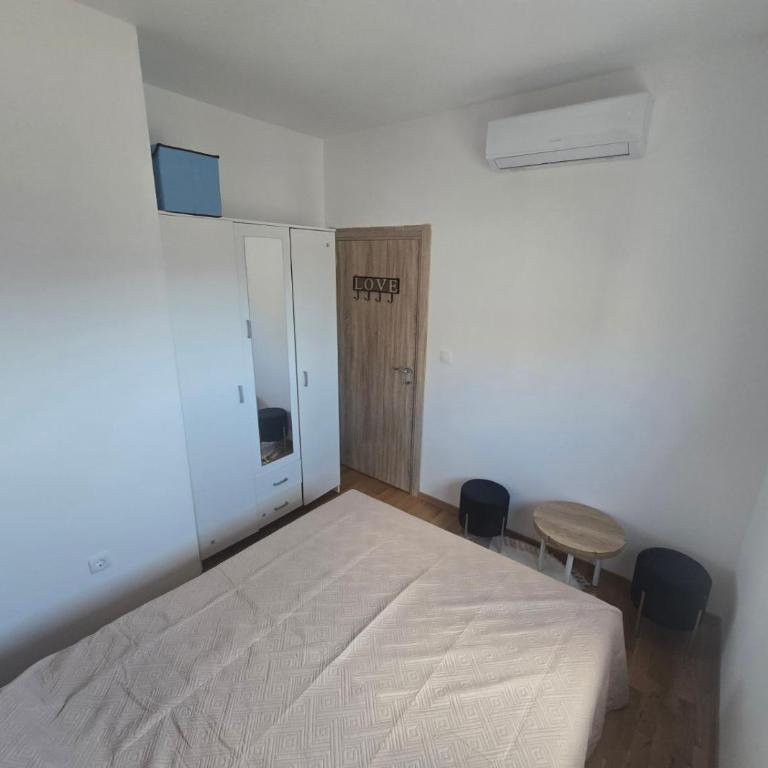 Apartman 44 Bečići - Two-Bedroom Apartment - 9