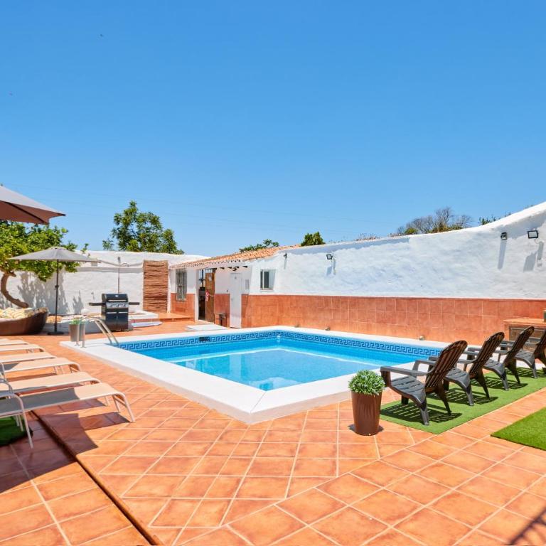 Hevres El Capricho - Five-Bedroom House - 30