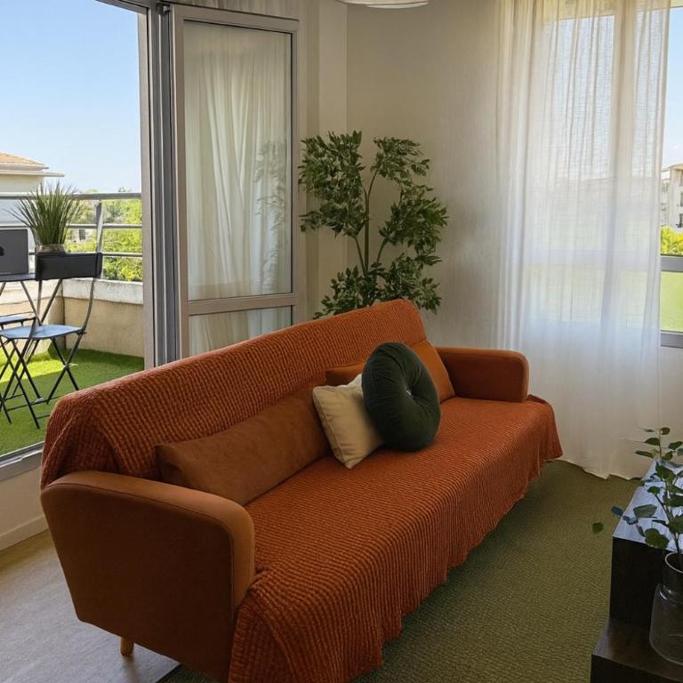 Calme & spacieux - 6 pers, parking privé, métro 5min direct centre-ville, checkIn autonome, wifi- idéal sejour pro, touristique, entre amis ou famille - Three-Bedroom Apartment - 16