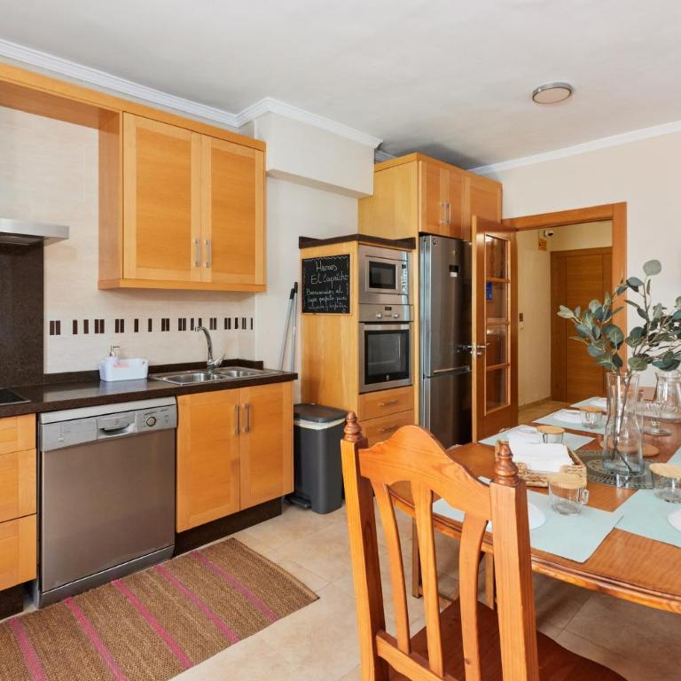 Hevres El Capricho - Five-Bedroom House - 3