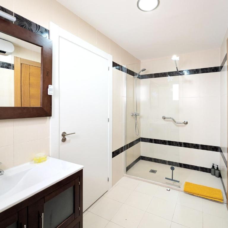 Hevres El Capricho - Five-Bedroom House - 10