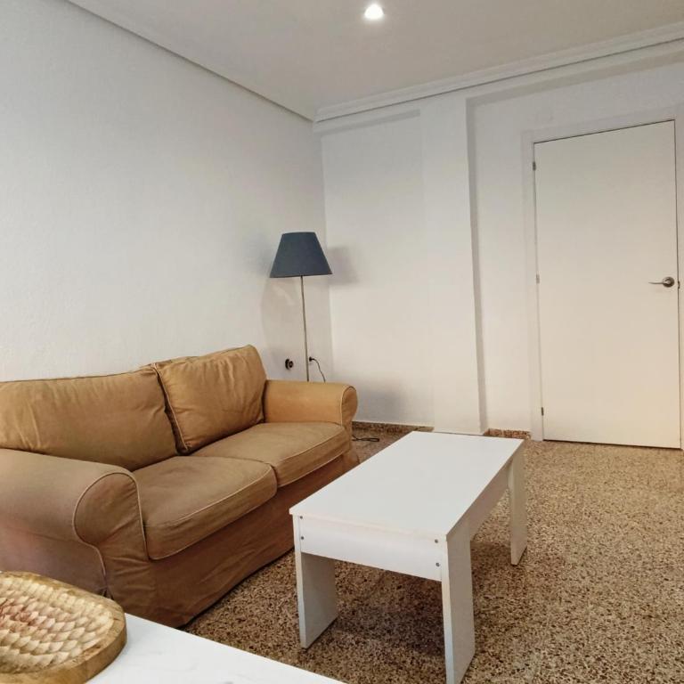Habitación amplia luminosa y con aíre acondicionado - One-Bedroom Apartment - 2