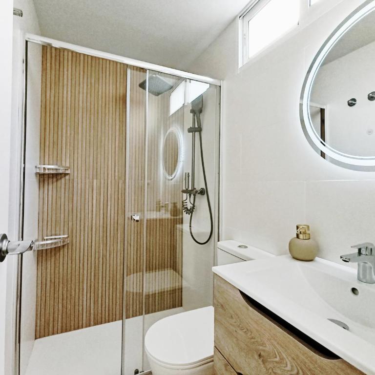 Habitación luminosa en suite en piso compartido - One-Bedroom Apartment - 6