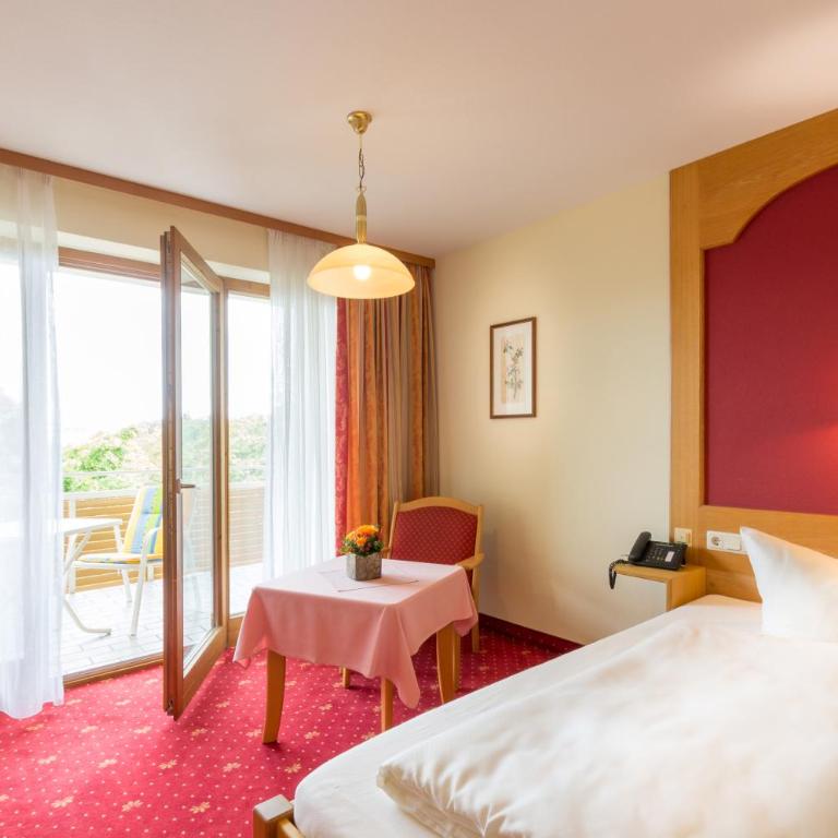 Hotel Astoria - Alexandra Krämer eK - Zimmer mit Kingsize-Bett und Balkon - 1