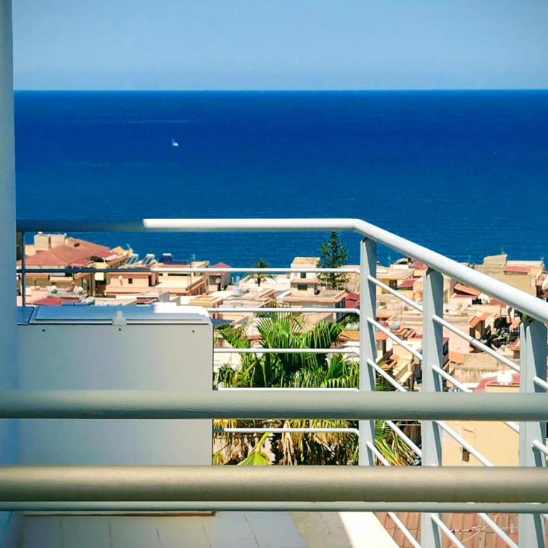 Sole Blue Apartment - Three-Bedroom Apartment with Sea View - 1