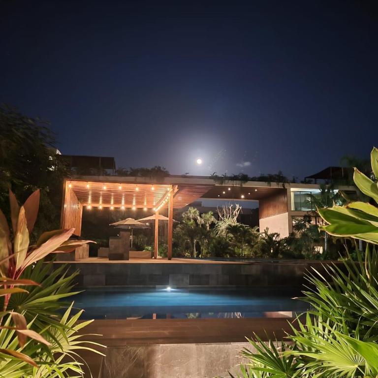 Mistiq Largest PH Studio with GYM, Beach Club Shuttle & Fast Wifi - One-Bedroom Apartment - 63
